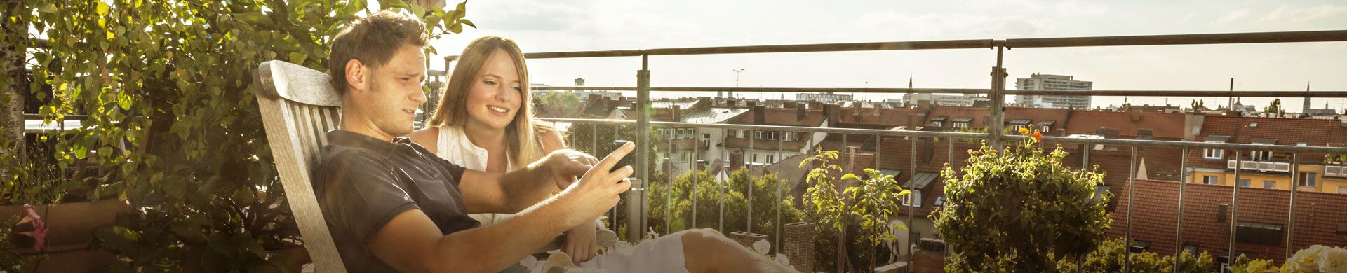 Pareja watching a movil in a terrace