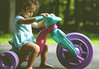 Niña con triciclo