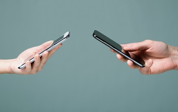 Two mobile phones trying connect