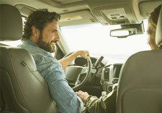 Pareja en un coche